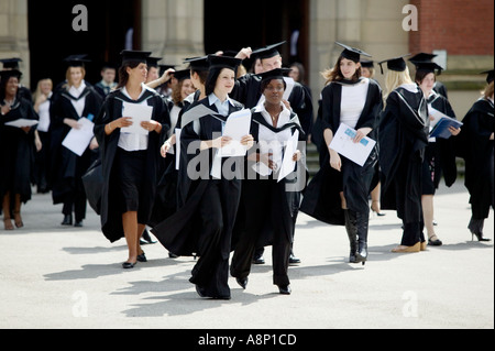 Diplômés quittent la grande salle après un diplôme à l'Université de Birmingham, UK cérémonie Banque D'Images