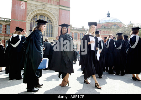 Diplômés en face de la grande salle après un diplôme à l'Université de Birmingham, UK cérémonie Banque D'Images