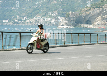 Vespa sur une route de la côte amalfitaine Maori Banque D'Images