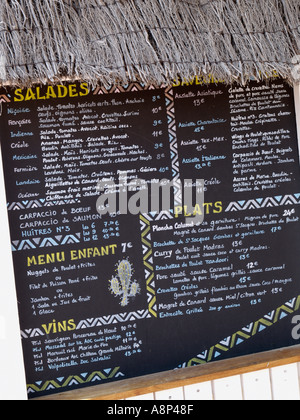 Tableau noir menu écrit à l'extérieur d'un restaurant français à Royan nouvelle image avec des prix en euros Banque D'Images