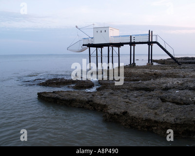 Chalet de pêche peint en blanc, près du pont du diable à Saint Palais Charente Maritime France Banque D'Images