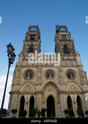 Les tours jumelles de la célèbre cathédrale d'Orléans, France Banque D'Images