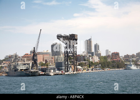 Potts Point et l'île-Jardin de Woolloomooloo Bay Naval base couru avec des navires de dock et de grues en Nouvelle Galles du Sud Sydney NSW Banque D'Images