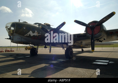 Un américain Boeing B17 Superfortress bombardier DE LA DEUXIÈME GUERRE MONDIALE à Duxford Banque D'Images