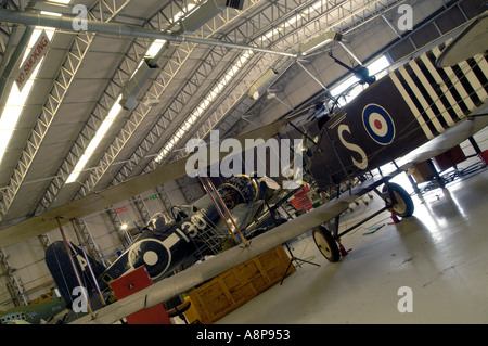 Le service hanger à Duxford contenant un Spitfire et Mustang Banque D'Images