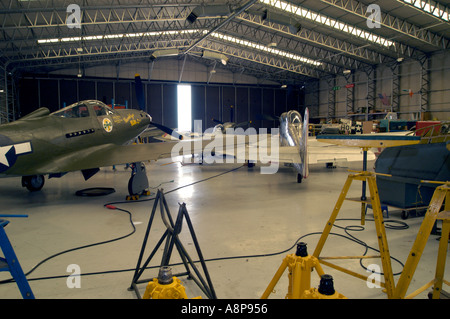 Le service hanger à Duxford contenant un Spitfire et Mustang Banque D'Images