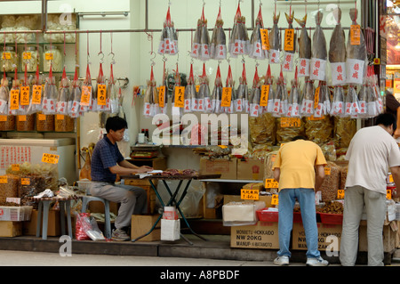 Poisson séché salé en vente dans le quartier de Sheung Wan à Hong Kong célèbre pour ses aliments déshydratés Banque D'Images