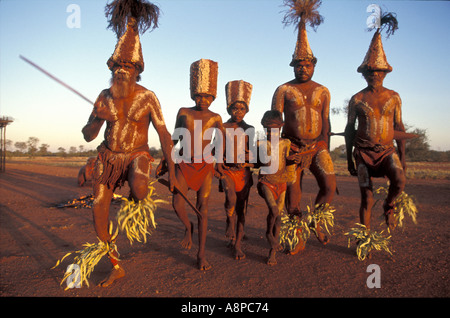 Les aînés autochtones peints en rouge-ocre et blanc-argile garçons enseignement cérémonie traditionnelle en rituel du désert central à distance en Australie Banque D'Images