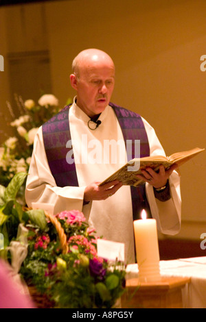 Un prêtre service funéraire. Jeanne d'Arc Église Catholique Minneapolis Minnesota USA Banque D'Images