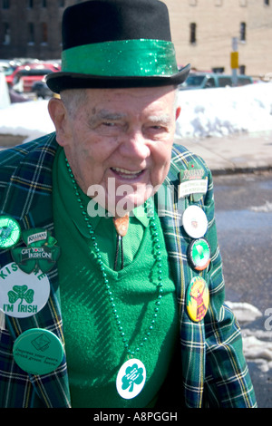Saint Patrick's Day Parade représentant l'âge de 80 ans profitant de la fête habillé en vert. St Paul Minnesota USA Banque D'Images