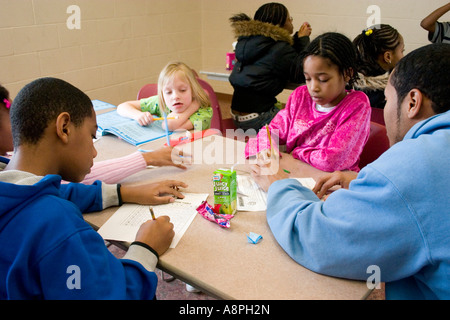 Les étudiants et les tuteurs travaillent sur leurs études. Après l'École Programme d'étude. St Paul Minnesota USA Banque D'Images