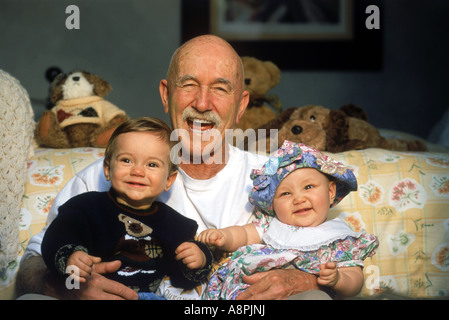 Fier et heureux grand-père de deux petits-enfants Banque D'Images