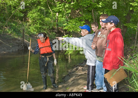 Les élèves étudient l'écologie de la rivière Banque D'Images