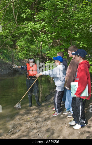 Les élèves étudient l'écologie de la rivière Banque D'Images