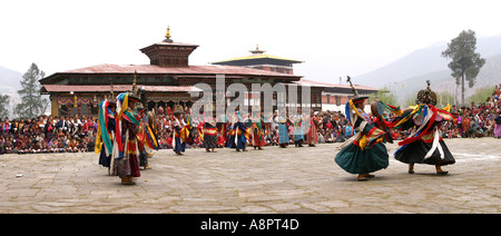 Bhoutan Paro Tsechu festival Danse des chapeaux noirs avec batterie vue panoramique Banque D'Images