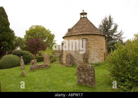 Somerset en Angleterre sous Norton Hamden St Mary the Virgin churchyard pigeonnier Médiéval Banque D'Images