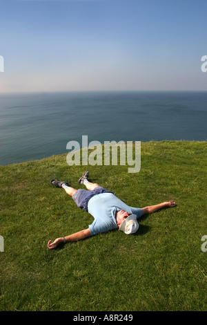 Vieil Homme Spreadeagled sur Clifftop Banque D'Images