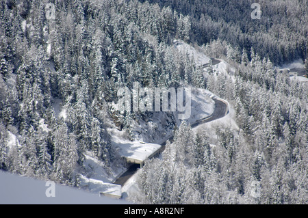 Route de montagne et tunnel d'avalanches dans les alpes françaises Banque D'Images