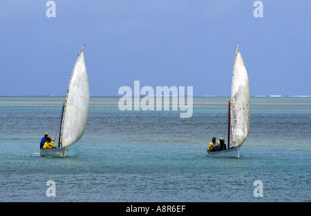 Les pêcheurs de deux bateaux à voile Banque D'Images