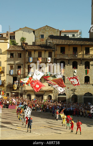 Arezzo Giostra deux fois un événement annuel Juin et Septembre en Toscane Italie 300 hommes en costumes authentiques avec outils à main Banque D'Images