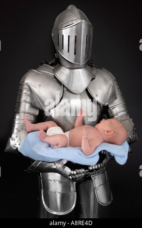 Chevalier en armure holding baby Banque D'Images