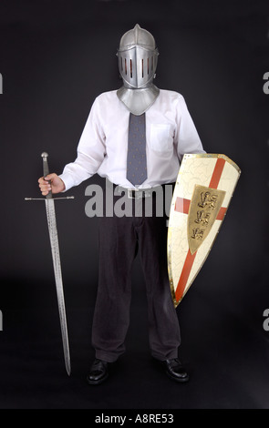 L'homme d'affaires avec le bouclier et l'épée casque chevalier Banque D'Images