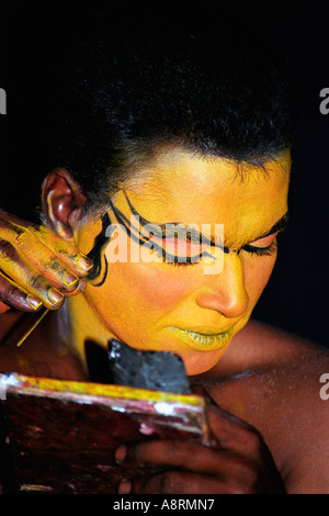 Danseuse de Kathakali mise sur composent, Kochin (Inde) Banque D'Images
