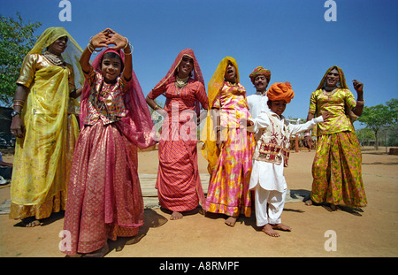 Danseurs dans le village d'Artisanat de Shilpgram près d'Udaipur, Inde Banque D'Images