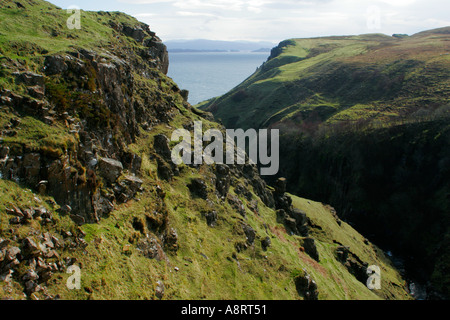 L'Ecosse Ile de Skye Inver tote la gorge formée par la rivière de près de Lealt tote inver Banque D'Images