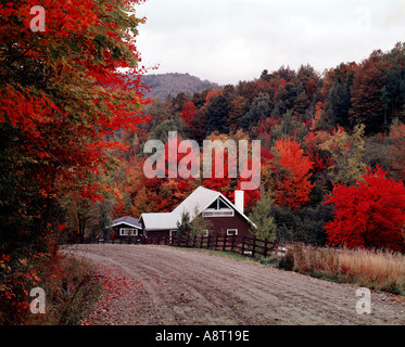 Route de gravier en courbe et petite ferme en milieu rural Vermont près de Montgomery Center au cours de l'automne quand les arbres les coteaux de couleur Banque D'Images