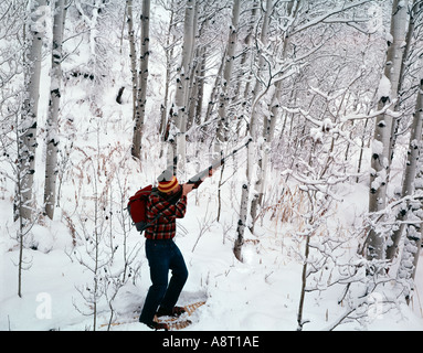 La chasse d'hiver après une tempête a recouvert de neige avec de nouveaux paysages Banque D'Images