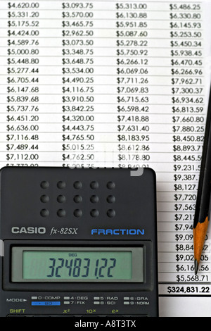 Calculatrice et les chiffres de ventes de feuille Banque D'Images