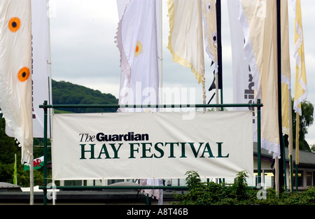 Le journal The Guardian, bandeau publicitaire à l'entrée du Hay Festival, Hay on Wye Banque D'Images