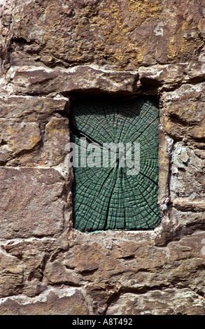 Feux de bois dans un mur de pierre de l'ancien bâtiment Banque D'Images