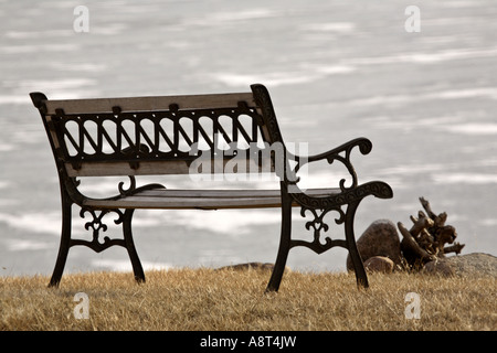 Banc avec vue sur un lac gelé en Saskatchewan Banque D'Images