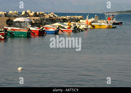 Des bateaux de pêche à l'Roda Beach à Corfou Banque D'Images