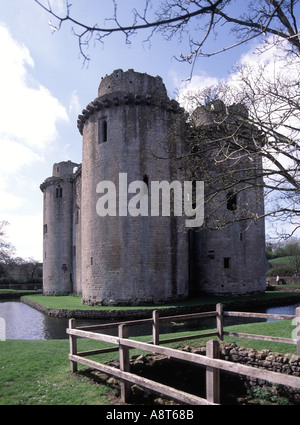 Nunney Castle ruins avec douves Banque D'Images