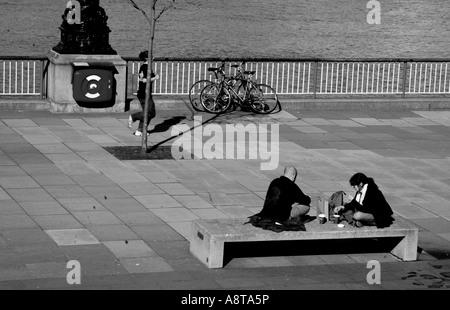 Black and White Street Photography, Southbank, People Talking, Londres, Angleterre, Royaume-Uni, GB. Banque D'Images