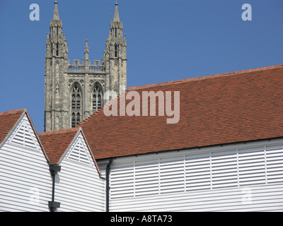 La Cathédrale de Canterbury et bâtiments du centre-ville moderne Kent Banque D'Images