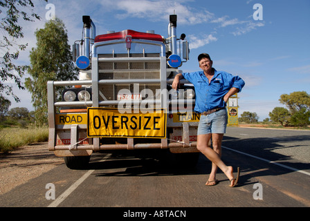 Driver posant devant des gros camions buss sur Stuart Highway dans les Territoires du Nord de l'Australie 2007 Banque D'Images