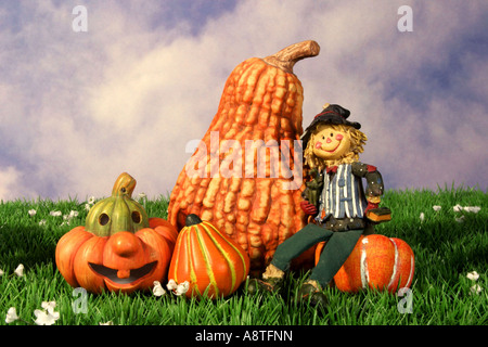 Marionnette de paille assis sur pumpkin Banque D'Images