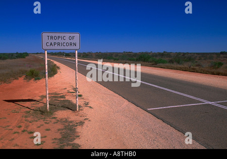 Un soupir sur le côté de la route indiquant l'Exmouth Manilya tropique du Capricorne dans l'ouest de l'Australie l'Australie Banque D'Images