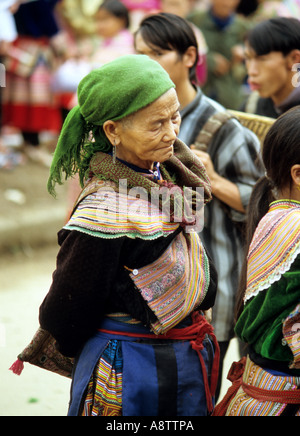 Portrait des personnes âgées vêtues traditionnellement femme Flower Hmong au marché le dimanche, Bac Ha, NW Viet Nam Banque D'Images