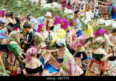 Vue de la foule de vêtements traditionnels des femmes Hmong fleur à le marché du samedi, peuvent cau, NW Viet Nam Banque D'Images