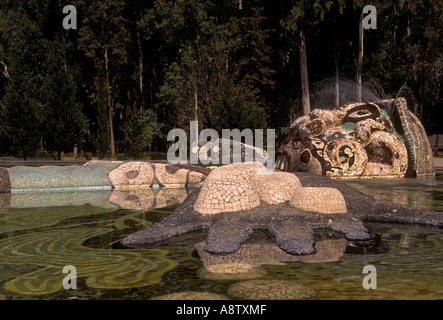 Tlaloc, dieu de la pluie, de la sculpture, de l'eau fontaine, carreaux de mosaïque, de Diego Rivera, Diego Rivera, parc de Chapultepec, Mexico, District Fédéral, Mexique Banque D'Images