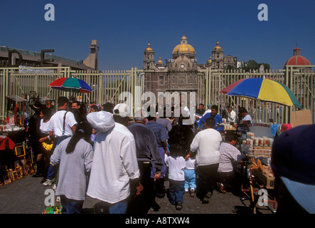 Les mexicains, les Mexicains, les pèlerins, d'entrée, d'un lieu de culte, lieu de culte, la nouvelle basilique de Guadalupe, à Mexico, District Fédéral, Mexique Banque D'Images