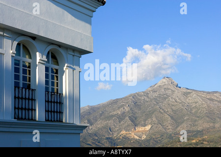Bâtiment blanc et offre une vue sur la montagne dans la région de Aloha Pueblo de La Concha mountain en Espagne sur la Costa del Sol Banque D'Images