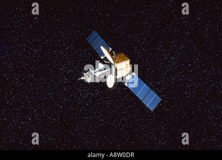 Communications satellite dans l'orbite terrestre avec des panneaux solaires déployés. Banque D'Images