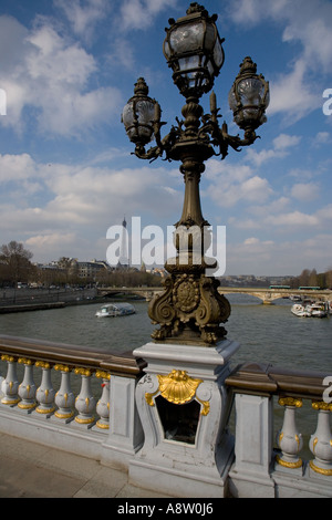 Seine et tour Eiffel Tower Paris France Printemps Banque D'Images