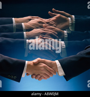 Close-up of two men's les mains jointes dans la poignée de main. Banque D'Images